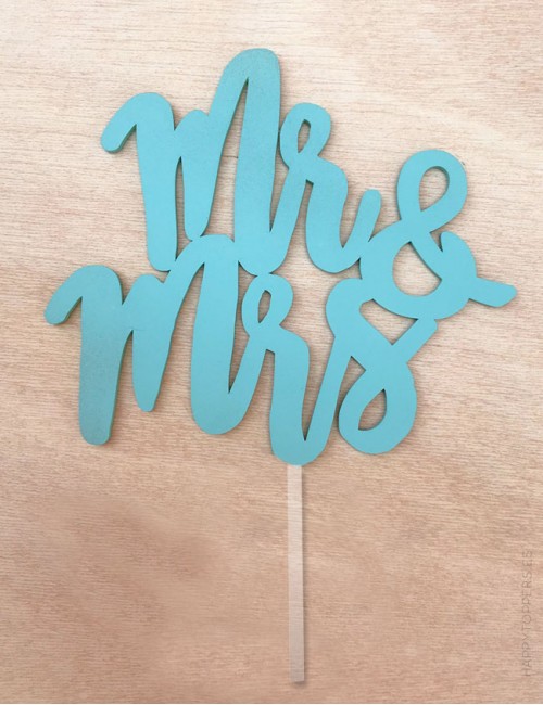 wedding cake toppers con las palabras Mr. and Mrs. en color azul, elige más colores