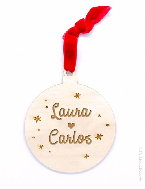 adorno de navidad personalizado bola de madera grabada con nombres, dedicatorias, frases. Cinta de terciopelo rojo