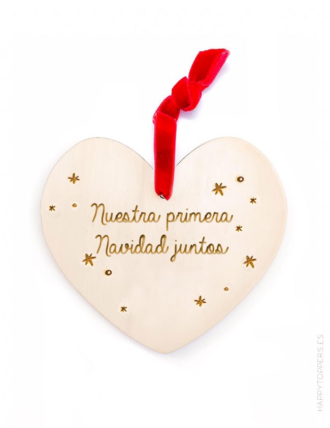 adorno de navidad corazón de madera grabada con la frase nuestra primera navidad juntos grabamos tu nombre cinta roja