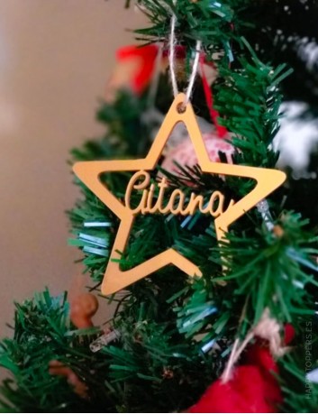 adorno navideño para el árbol en forma de estrella con nombre, color oro mate.