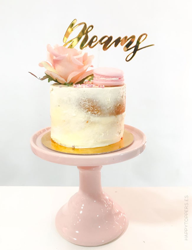 Cake topper para decorar tu celebración con la palabra dreams en oro espejo, hacemos cake toppers personalizados con nombre