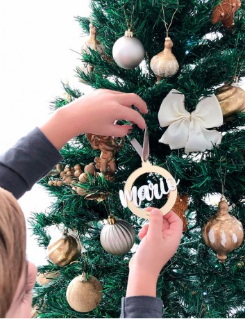 bola para el árbol con nombre regalo original para navidad a muy buen precio. adornos navideños personalizados de Happytoppers.