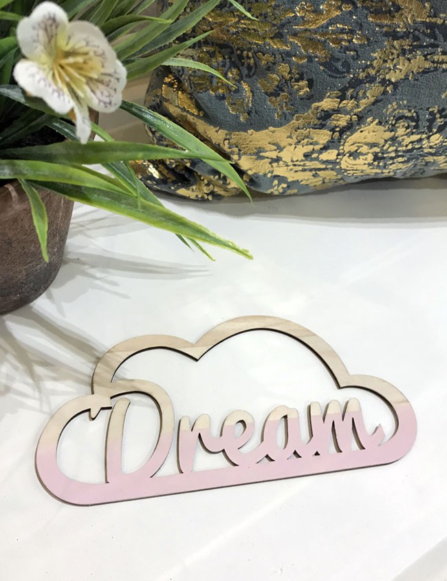 Adorno pared nube en madera natural con la palabra dream. ideal para habitación infantil