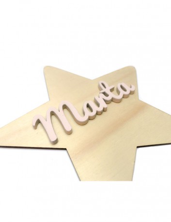 estrella decorativa en madera natural con el nombre pintado a mano en colores efecto tiza